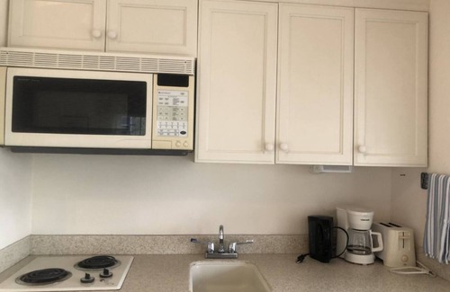 Pembroke Apartment | ED 12 - Pool, king bed, Hamilton Bermuda