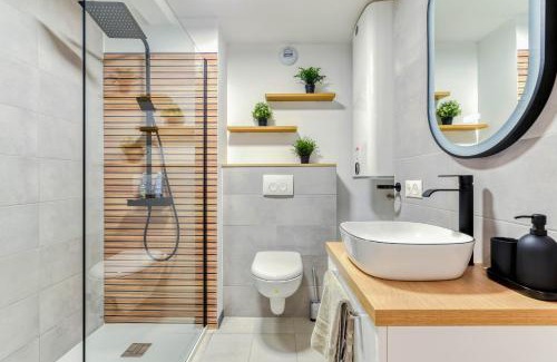 Anatole France Apartment | EDEN SUITE - Jacuzzi - Parking - Clim by Narbana