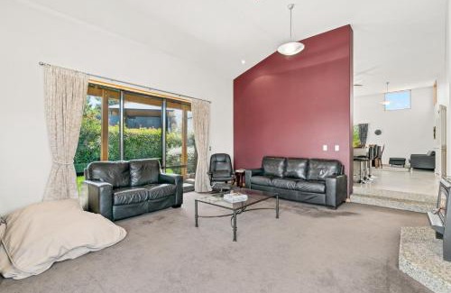 Lowburn House | Edgewater Escape - Cromwell Holiday Home