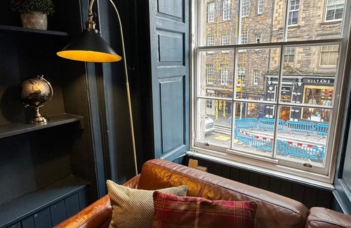 New Town Apartment | Edinburgh Castle Hideaway, Lawnmarket, Royal Mile - 2 mins walk to the Castle!nn