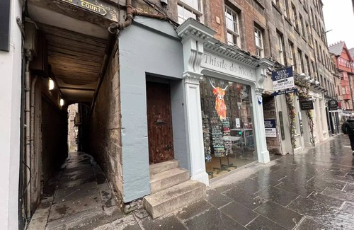 New Town Apartment | Edinburgh Castle Hideaway, Lawnmarket, Royal Mile - 2 mins walk to the Castle!nn