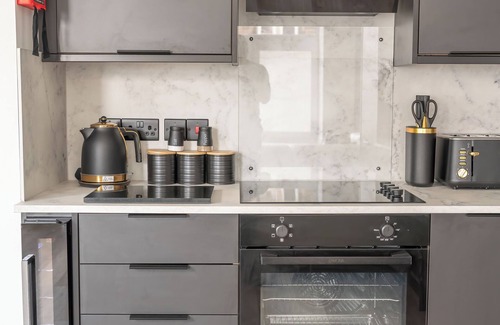 Leith Apartment | Edinburgh City Centre | Main Entrance | Entire Aprt | 4Bedroom | Newly Remodeled