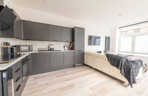 Leith Apartment | Edinburgh City Centre | Main Entrance | Entire Aprt | 4Bedroom | Newly Remodeled