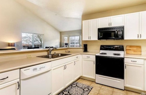 Edwards Condo | Edwards Mountain Chic On River Pool and Hot Tubs