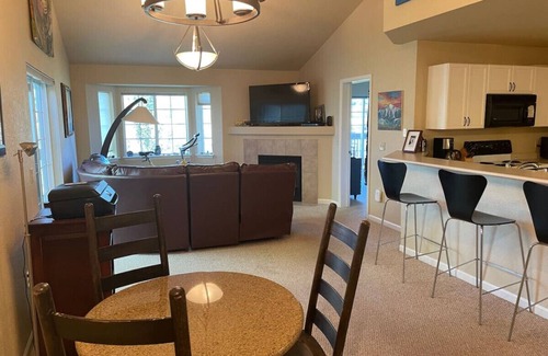 Edwards Condo | Edwards Mountain Chic On River Pool and Hot Tubs