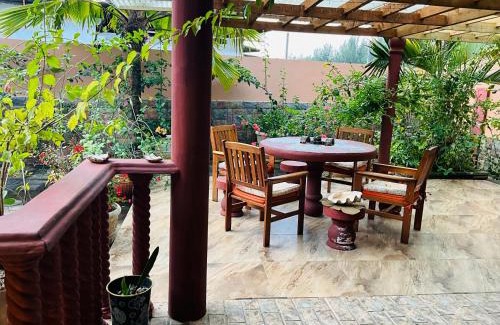 Zig Zag Ward Apartment | Effie Mountain View coco villa