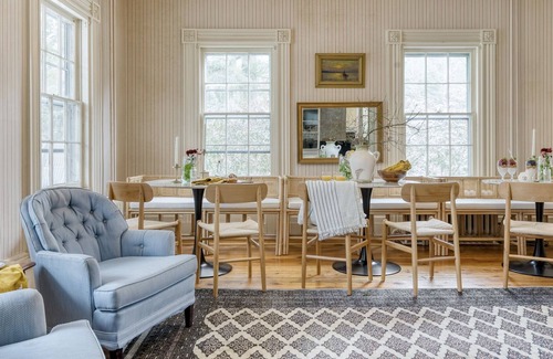 Egremont House | Egremont Village Inn & Robin’s Retreat by AvantStay | Pub/Live Music & Farm!