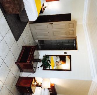 Bloemfontein Cabin | Ehrlichpark Lodge self catering and spa