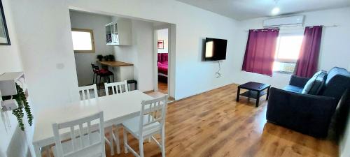 Eilat Apartment | Eilat Octopus Apartment - אילת אוקטופוס -שני חדרים וסלון, בריכה בקיץ