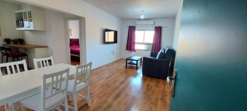 Eilat Apartment | Eilat Octopus Apartment - אילת אוקטופוס -שני חדרים וסלון, בריכה בקיץ