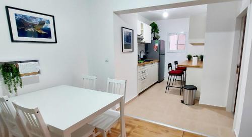 Eilat Apartment | Eilat Octopus Apartment - אילת אוקטופוס -שני חדרים וסלון, בריכה בקיץ