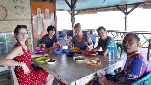 Jerowaru House | Ekas beach floating houuse and resto