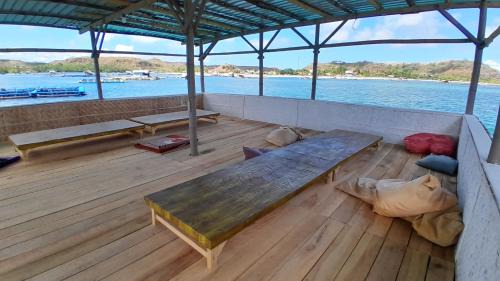 Jerowaru House | Ekas beach floating houuse and resto