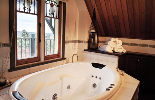 Elevated Plains House | El Camino country cottage with terrace and stunning views