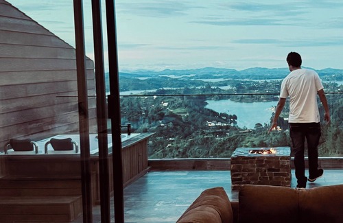 El Penol Condo | El Peñol - Guatape Romantic CondonPrivate Jacuzzi with a view of La Piedra