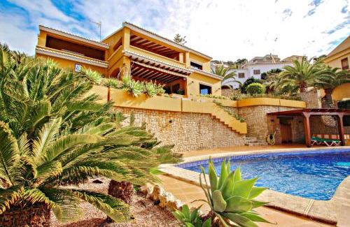 El Portet Villa | El Portet - beachfront holiday home with private pool in Moraira