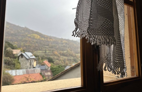 Larrede House | El Rincón de Cayetana - House with fireplace, garden and barbecue -National Park