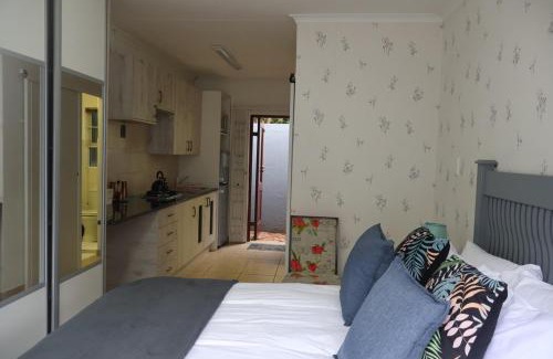 Greater Johannesburg Metropolitan Area Apartment | Elder Grove Cottage