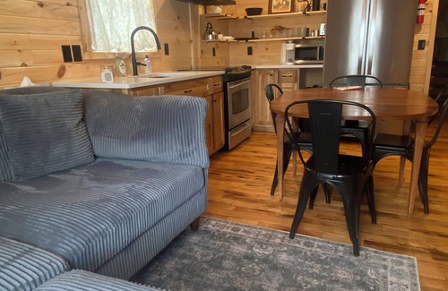 Amery Cabin | Eleanor - 2 bdr Cabin unit on River w/SUPS, Kayaks, & paddle boat. Pet friendly!