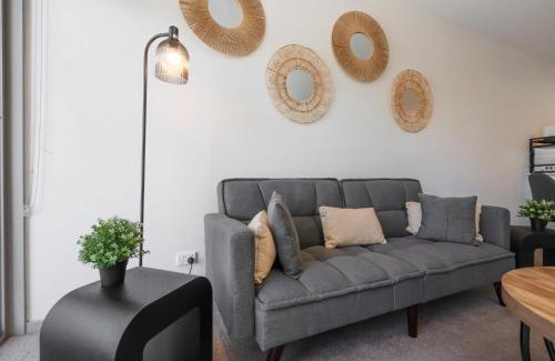 Franklin Apartment | Elegant 2-Bed Apartment with Balcony