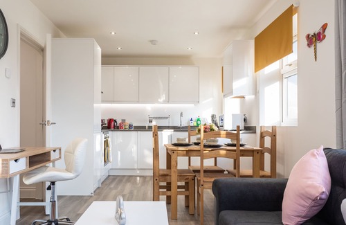 Hatfield Apartment | Elegant 2 Bed Room Luxury Apartment in Hatfield