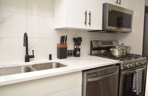 West Edmonton House | Elegant 2 beds guest suite - Close to West Edmonton Mall