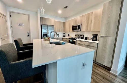 Deerwood Apartment | Elegant 2 King Beds Southside with Pool and Gym Near Mayo Clinic UNF and Beaches