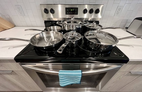 Deerwood Apartment | Elegant 2 King Beds Southside with Pool and Gym Near Mayo Clinic UNF and Beaches