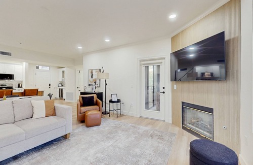 North Scottsdale Condo | Elegant 2nd floor Condo w/balcony & luxury amenities - pool/hot tub/gym