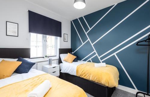 Ashford House | Elegant 3 Bed House For 5- City Central - Free Parking