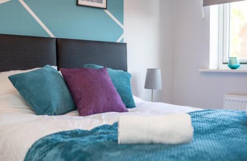 Ashford House | Elegant 3 Bed House For 5- City Central - Free Parking