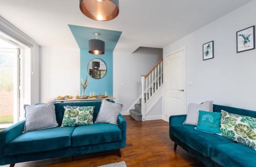 Ashford House | Elegant 3 Bed House For 5- City Central - Free Parking