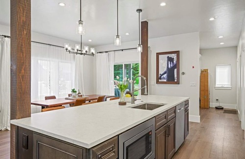 Ouray House | Elegant 3-bedroom home in Ouray across from River Trail - FIBER/KING BEDS