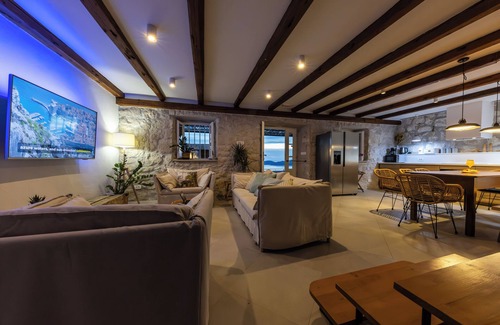 Brsecine Villa | Elegant 3-Bedroom Seaview Villa with Pool, Fast Optic WiFi & AC