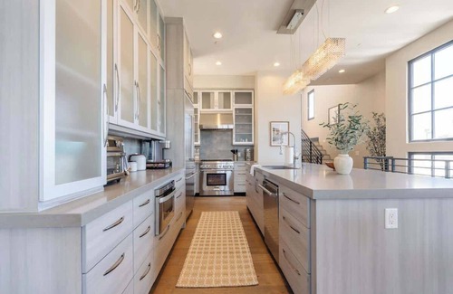 Townsite House | Elegant 3-Level Oceanview Getaway in Oceanside