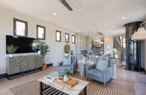 Townsite House | Elegant 3-Level Oceanview Getaway in Oceanside