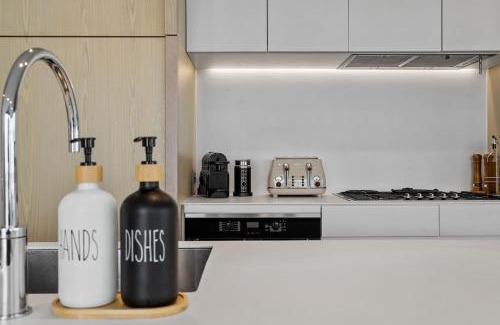 Docklands Apartment | Elegant 3BR 3BA with River and Sea Views Docklands