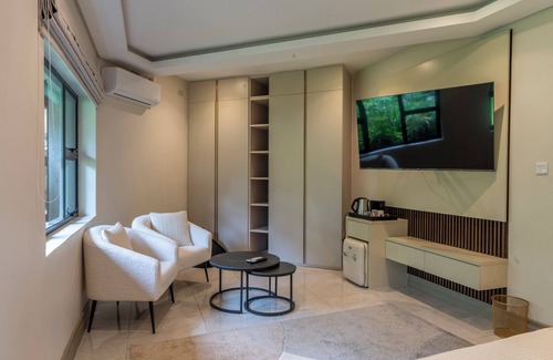 Harare East House | Elegant 5-Bedroom Guest House