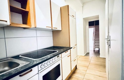 Wahring Apartment | Elegant 5-BR Home Ideal for Groups & Families