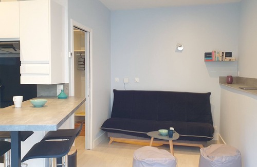 Granville Apartment | Elegant and functional 2-room studio, 5 minutes from the train station and 10 minutes from the beach!