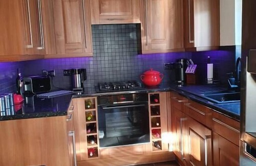 Bont Newydd House | Elegant and Spacious Four Bedroomed Residential House, Great place to anchor to visit Snowdonia and