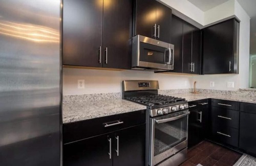 Washington House | Elegant and Stylish Retreat, Free Parking Included