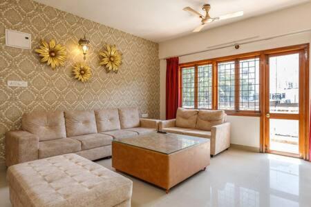 Kalyan Nagar Apartment | Elegant Apartment by JadeCaps Wifi Private balcony