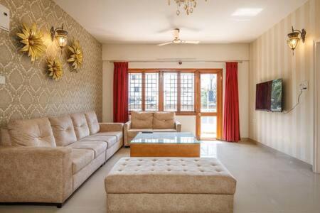 Kalyan Nagar Apartment | Elegant Apartment by JadeCaps Wifi Private balcony