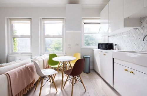 Addison Apartment | Elegant apartment in Kensington Olympia (available for LONGER LETS)