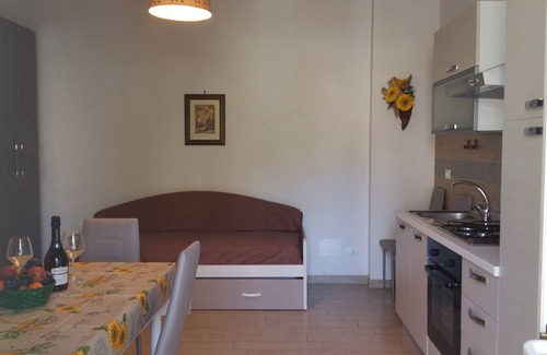 Chiesiola Apartment | Elegant apartment near the sea. Geraniums. (CIS): FG07106032000019789