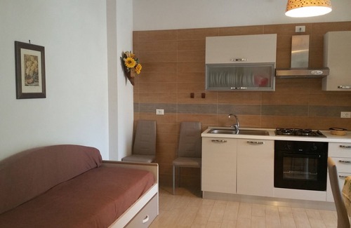 Chiesiola Apartment | Elegant apartment near the sea. Geraniums. (CIS): FG07106032000019789