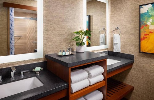 Crown Point Hotel | Elegant Bayfront King Suite | Scenic Views at Catamaran