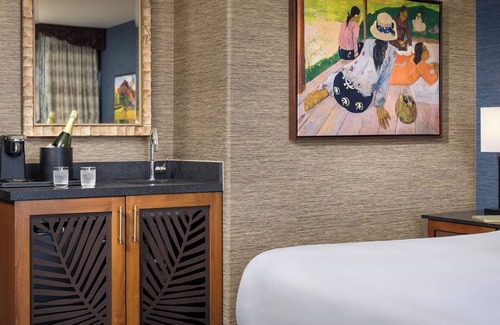 Crown Point Hotel | Elegant Bayfront King Suite | Scenic Views at Catamaran