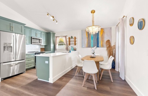 Newtown House | Elegant Boho Beach House, 3 min to Main St. Sarasota, 10 min to Lido Beach